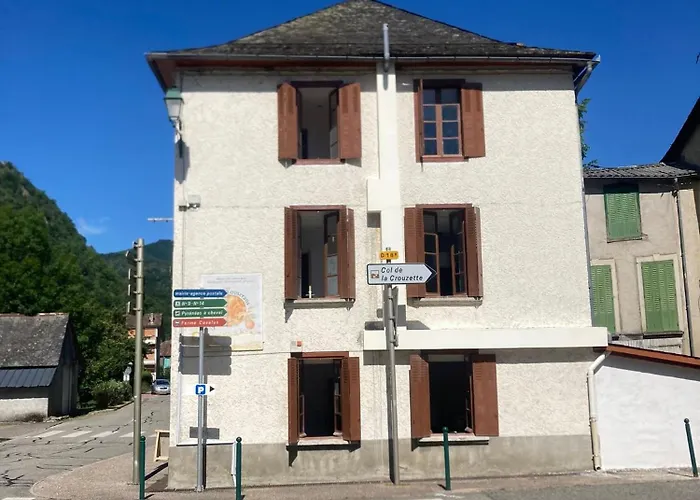 Pyrenean Pursuits 山林小屋 *